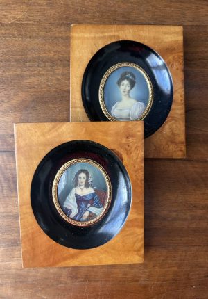 Paire de petits cadres portraits miniatures sous verre bombé – le charme discret des portraits du XIXe