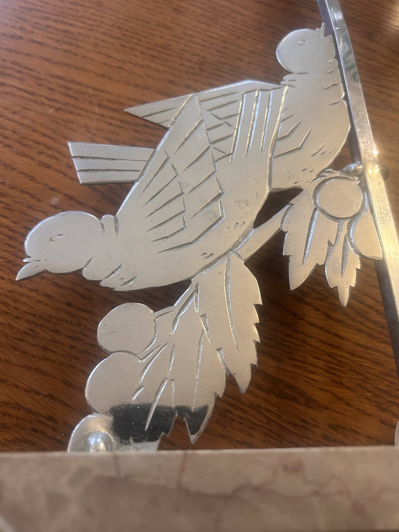Lampe art déco aux oiseaux en acier nickelé et marbre – globe en opaline blanche – Image 6