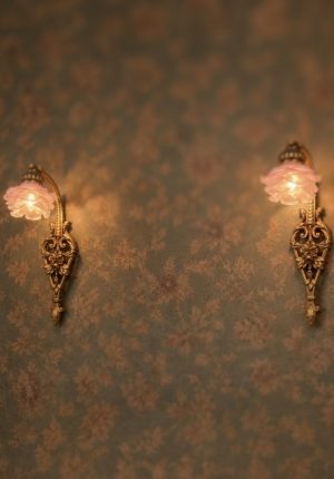 Paire d’appliques anciennes époque 1900 en bronze doré et roses en pâte de verre -splendide