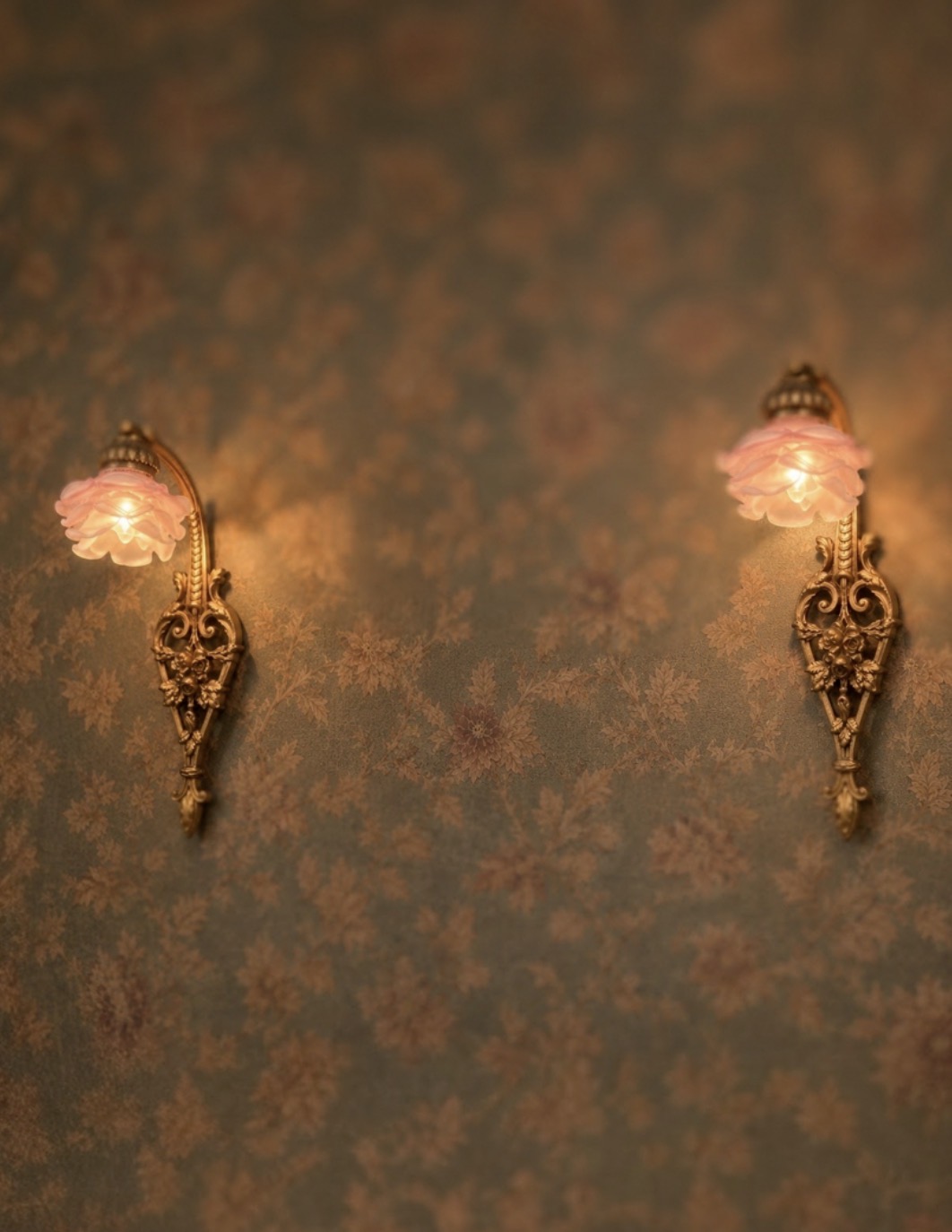 Paire d’appliques anciennes époque 1900 en bronze doré et roses en pâte de verre -splendide